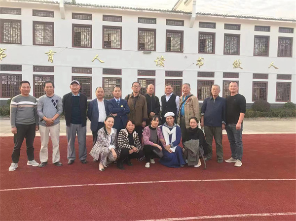 珠山八友汪派山水书画院院长汪兆炳和画院人员进行了送文化进校园笔会活动