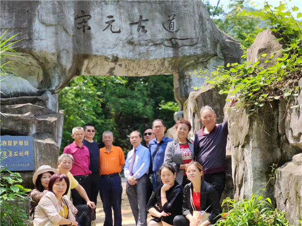珠山八友汪派山水书画院院长汪兆炳带领部分人员前往昌江区郭璞峰景区写生