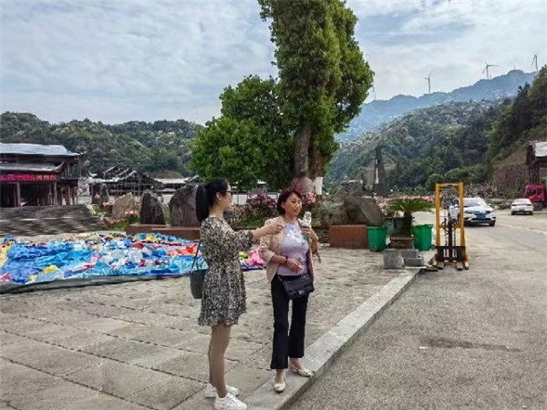 珠山八友汪派山水书画院在汪兆炳院长的带领下举办陶瓷笔会活动